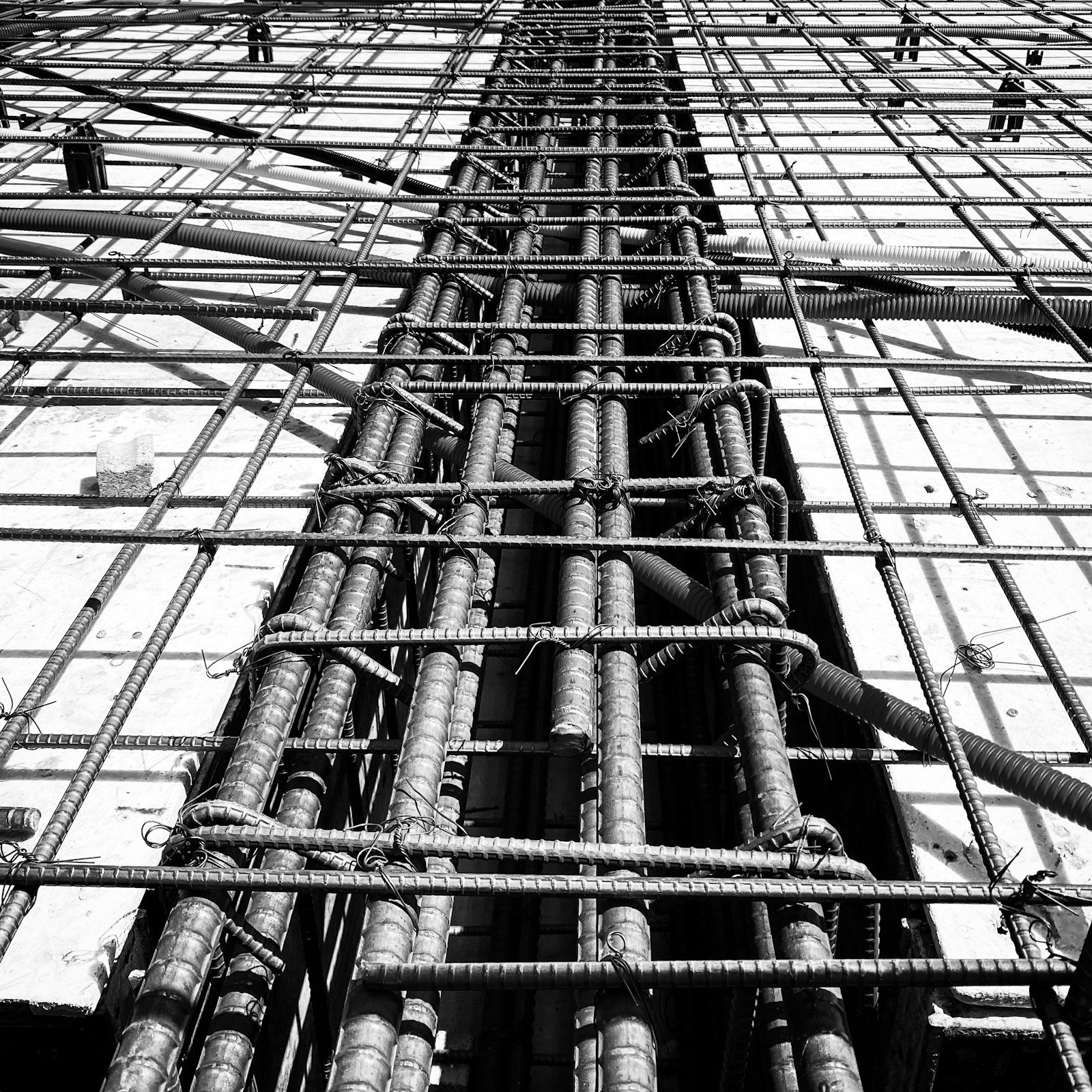Reinforcing steel grid photographed from below, in monochrome